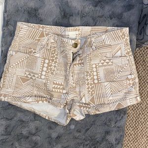 Patterned tan and white shorts